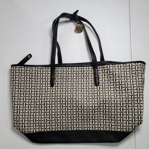 Tommy Hilfiger Lrg Cream & Black Pebbled Imitation Leather Logo Shoulder…